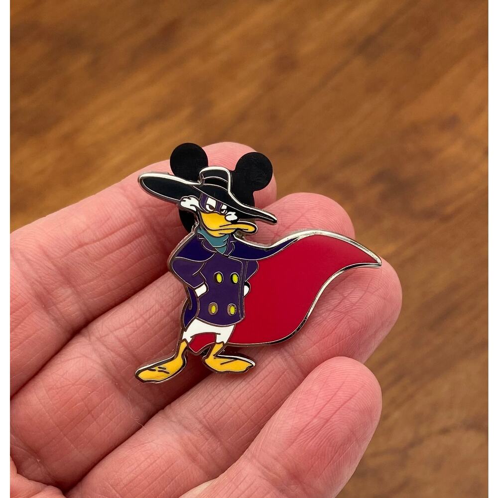 Disney Darkwing Duck Pin Duck Tales Red Cape Trading 2011